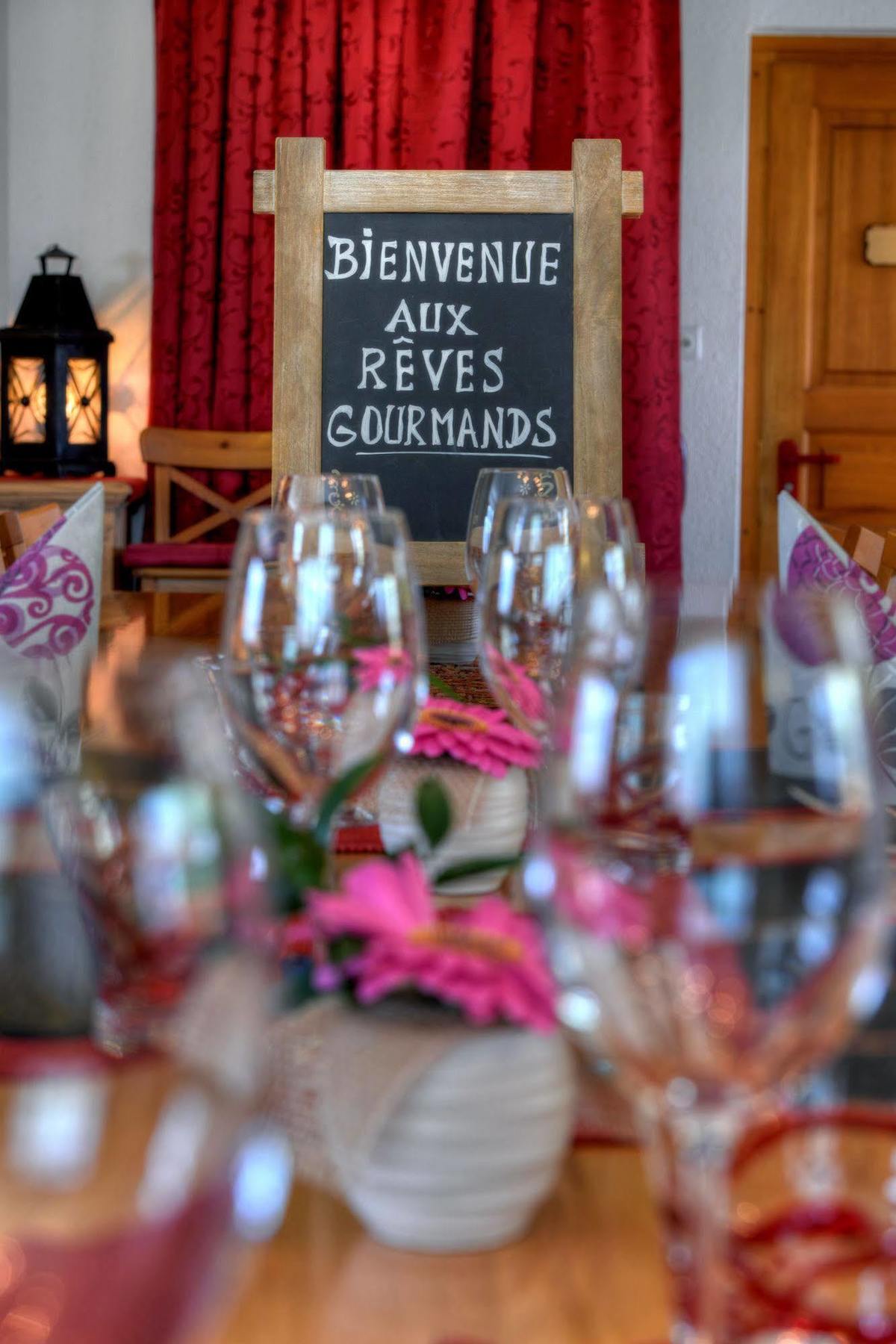 Reves Gourmands, Hotellerie & Gastronomie Vernayaz Exterior foto